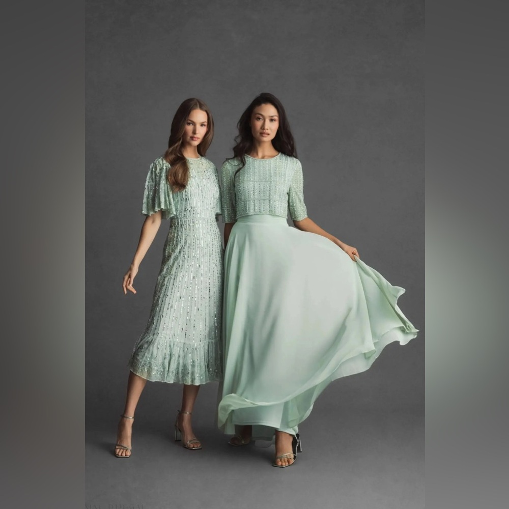 MAC DUGGAL
Green Chiffon Gown w/ Fully Beaded 3/4 Sleeve
Top Size 6 Wedding